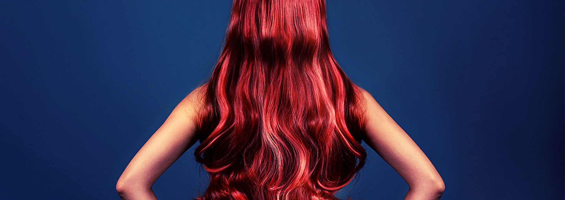 Frau mit langen roten Haaren von SG Hairdesign